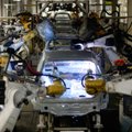Kol „Tesla“ vadovas svajoja apie robotus, šie jau tyliai pluša kitose gamyklose