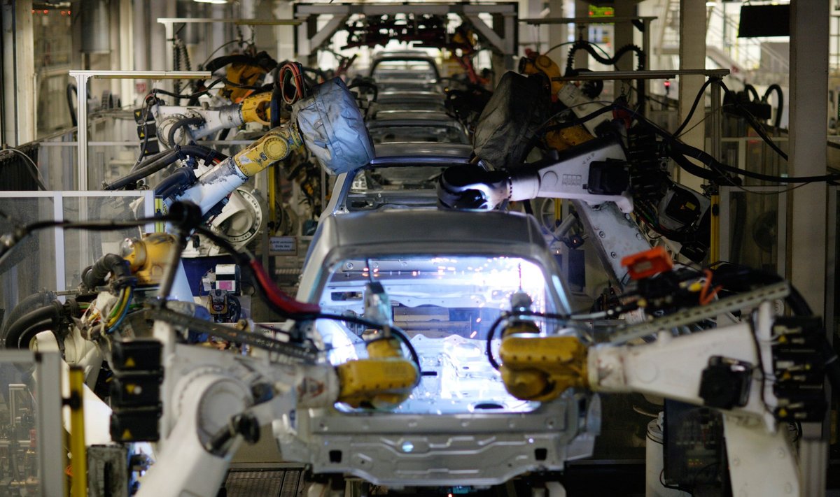 Automobilių surinkimo robotai dirba "Volkswagen" gamykloje