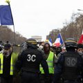 Paryžiuje per „geltonųjų liemenių“ protestus policija panaudojo ašarines dujas