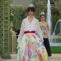 „Chanel“ pakvietė pasivaikščioti rožių sode