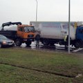 Kaune sunkvežimis BMW nubloškė nuo kelio, važiavusieji iš paskos įstrigo spūstyje