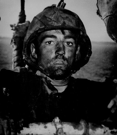 Amerikiečių jūrų pėstininkas po kautynių Maršalo salose. 1944-ųjų vasaris 