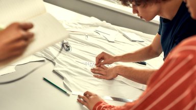 Perversmas drabužių pramonėje: marškinėlius bus galima pasiūti vos per 2 minutes