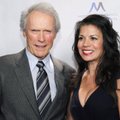 83-jų aktorius C. Eastwoodas išsiskyrė su žmona