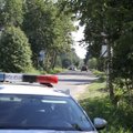 Į medį atsitrenkęs girtas vairuotojas policininkus gundė pinigais