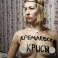 „Femen“ aktyvistės išsirengė rinkimų apylinkėje, kur balsavo Putinas su žmona