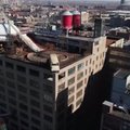 Neįtikėtino metimo diena: „Harlem Globetrotters“ narys pataikė iš 46 metrų aukštyje stovinčio autobuso