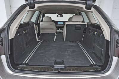 BMW bagažinės talpa 560–1670 l. Ji nėra stulbinamai didelė universalui, kurio ilgis beveik penki metrai.
