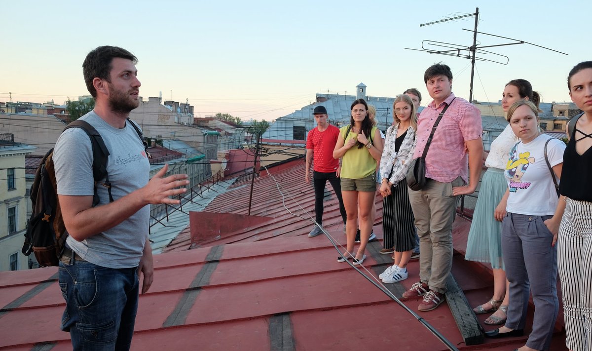 Sankt Peterburge turistai kviečiami pasivaikščioti stogais