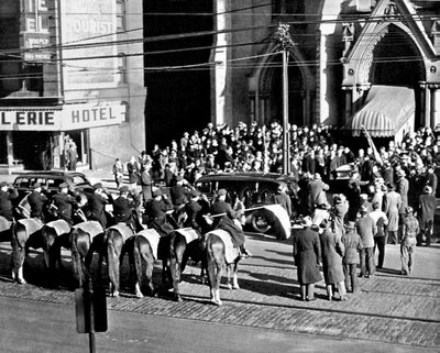 A. Smetonos laidotuvės Klyvlende, 1944 m. sausio 13 d.. Po pamaldų šv. Jono katedroje išnešamas karstas paskutinei kelionei