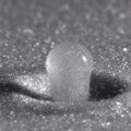 Vandens lašas į smėlį – tarsi asteroidas į Žemę