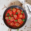 Vakarienei: greitai paruošiami kukuliai iš pupelių su pomidorų padažu