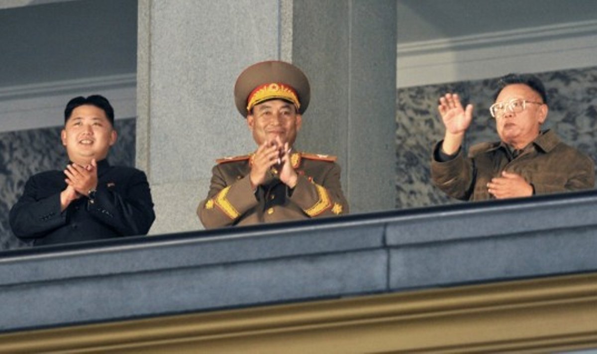 Š.Korėjos lyderiio įpėdinis Kim Jong Unas (kairėje)