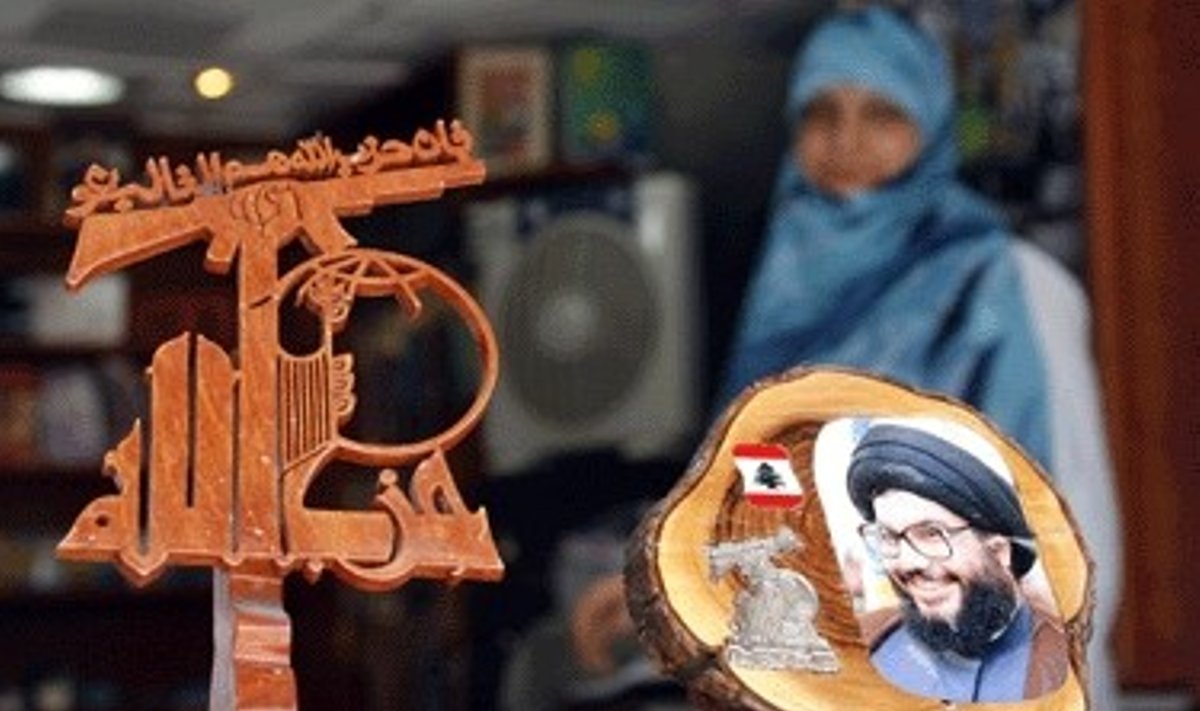 Libanietė moteris parduoda siuvenyrus su Hizbollah grupuotės bei jos lyderio Sayyedo Hassano Nasrallaho atvaizdais