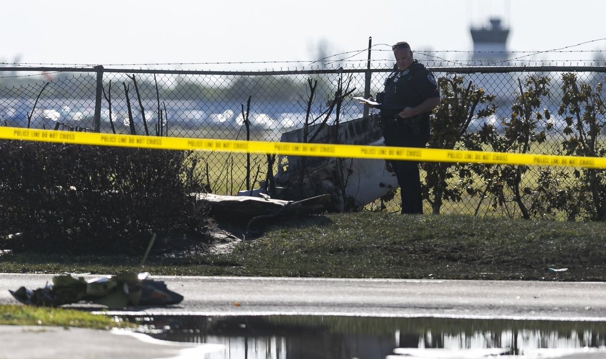 Floridoje į automobilį įsirėžus nedideliam lėktuvui žuvo trys žmonės, įskaitant vaiką