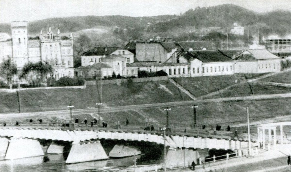 Laikinas tiltas per Nerį šiandieninio Žaliojo tilto vietoje atidarytas 1945 m. gegužės 5 d. (Šaltinis: „Vilniaus miesto istorija“, 1972 m.)