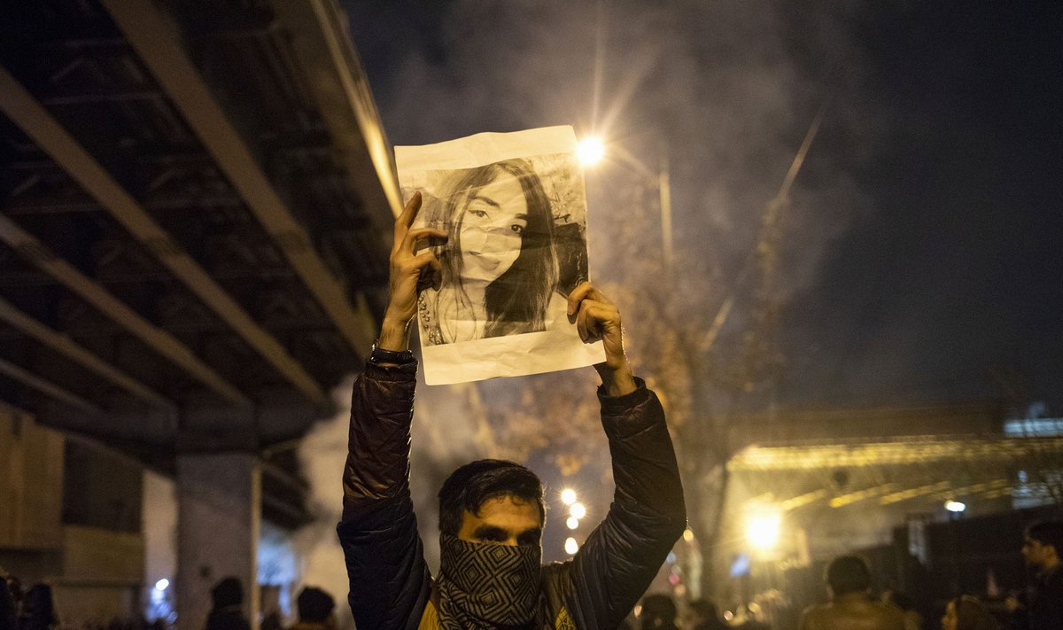Iraniečiai protestuoja prieš režimą