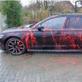 Panevėžyje vandalai raudonais dažais ištepliojo moters automobilį ir namo sieną