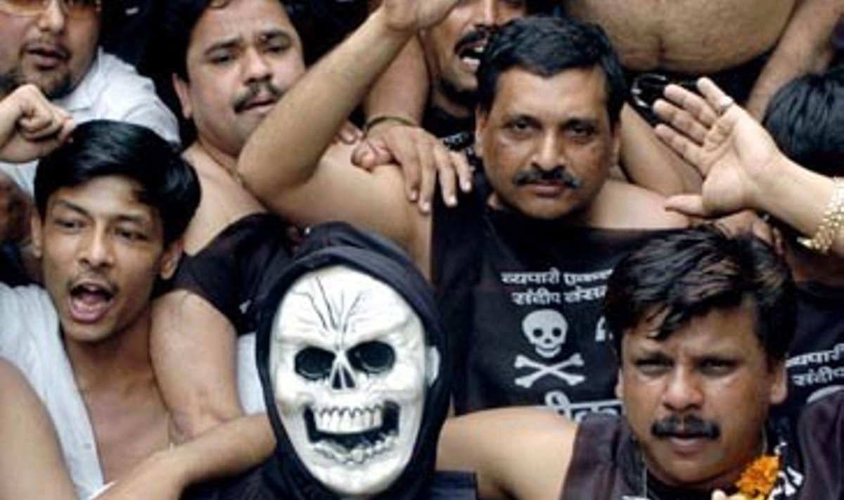 Šimtai smulkiųjų verslininkų Delyje (Indija) protestuoja reikalaudami sumažinti pridėtinės vertės mokestį (PVM).