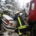 Klaipėdos r. visiškai sudaužytas „Audi“ - du jaunuoliai žuvo vietoje, trys reanimacijoje