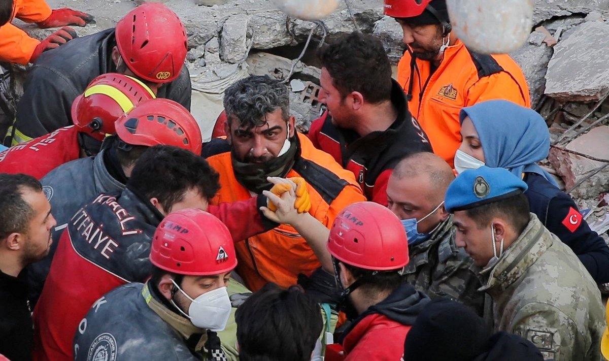 Praėjus 182 valandoms po žemės drebėjimo Turkijoje iš griuvėsių išgelbėtas 13 metų berniukas.