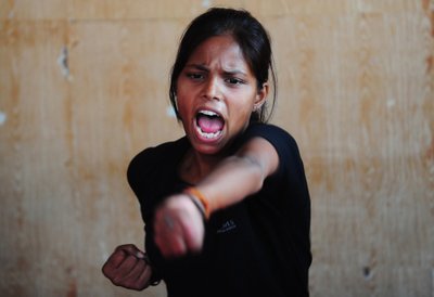 Indijos moterys ginasi nuo prievartautojų – steigia kovotojų būrius