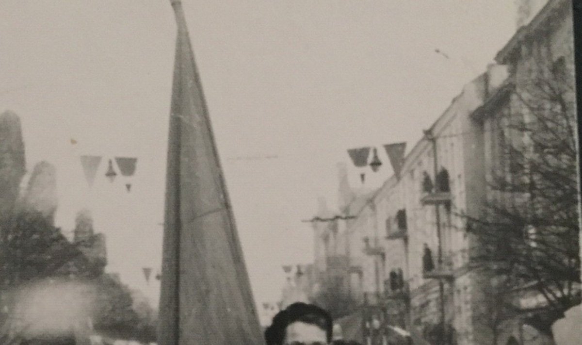 Semas su vėliava Spalio revoliucijos minėjimo demonstracijoje. Apie  1961