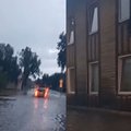 Šeštadienį vakare į Lietuvą atslinko lietūs su perkūnija: vieno miesto gatvės pavirto į laikinus ežerus