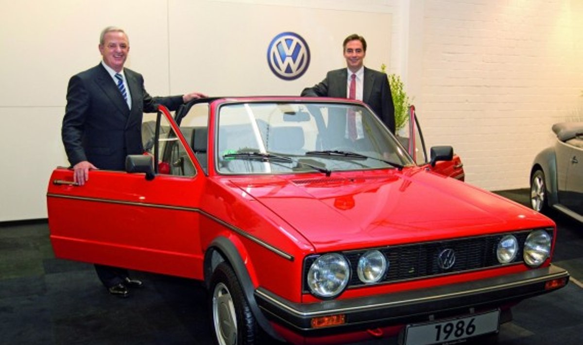 Martinas Winterkornas (kairėje) prie „Volkswagen Golf Cabrio“
