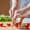 Pomidorų derlius: kaip kūrybiškai jį suvartoti ir kokie naudingesni – žali ar apdoroti?