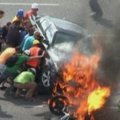 Eismo įvykio liudininkai pakėlė degantį automobilį ir išlaisvino po juo įstrigusį žmogų