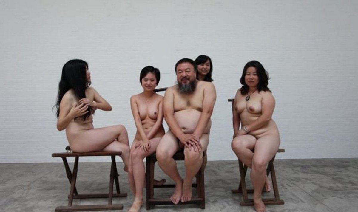 Ai Weiwei su jį palaikančiomis merginomis