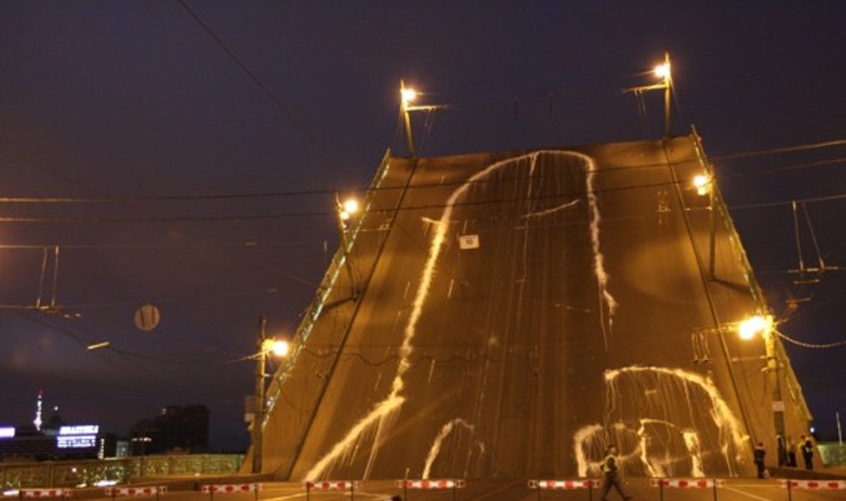 Акция группы "Война": 65-метровый фаллос напротив здания ФСБ. Фото - http://plucer.livejournal.com