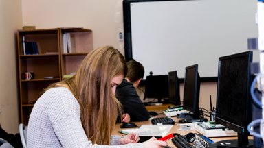 Planuojantiems studijuoti užsienyje šiemet žadama unikali galimybė: ką verta studijuoti Lietuvoje, o ką – užsienyje