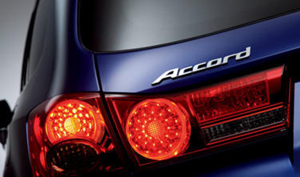 Naujojo "Honda Accord" galinis žibintas