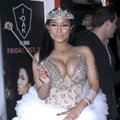 Nusprendusi pademonstruoti savo mega biustą, Nicki Minaj persistengė