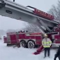 JAV ugniagesiai traukė žmones iš skęstančio automobilio