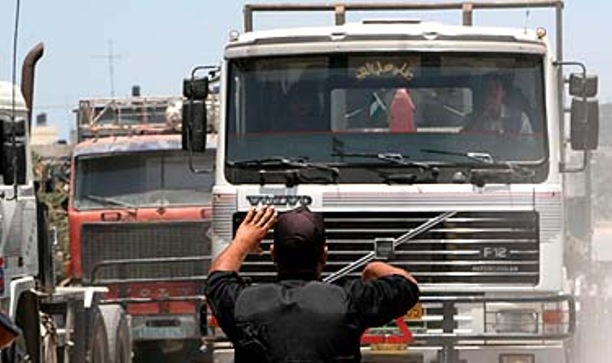 Sunkvežimiai pro kontrolės punktą važiuoja į Gazos ruožą