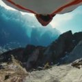 Parašiutininkas su wingsuit kostiumu atliko triuką Alpėse