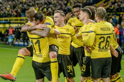 Dortmundo "Borussia" futbolininkai džiaugiasi Paco Alcacero įvarčiu