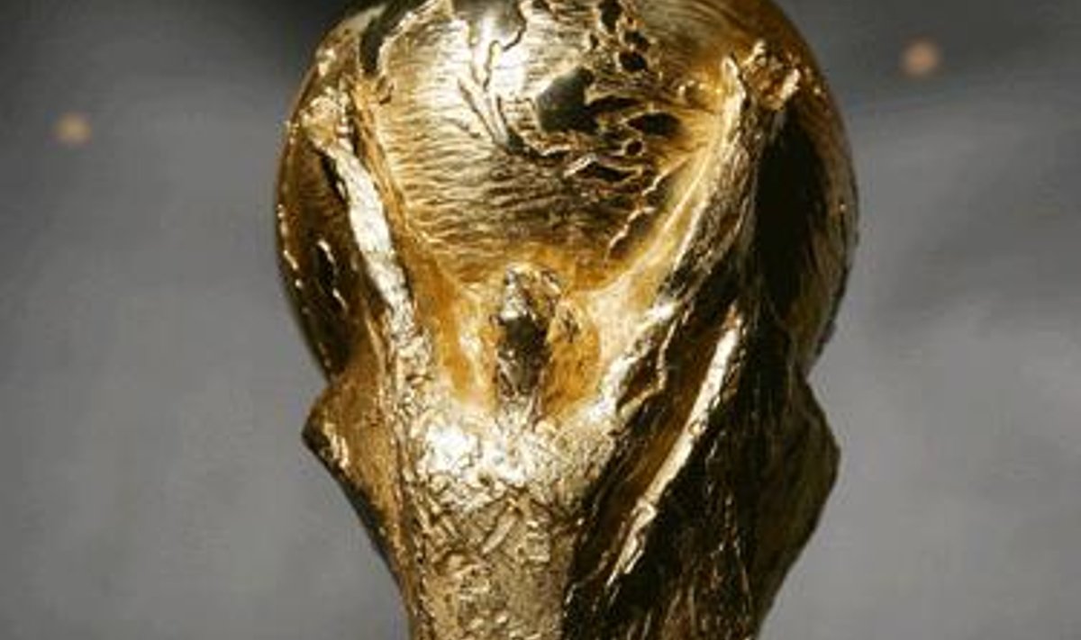 Pasaulio futbolo čempionato taurė eksponuojama Friburge, Vokietijoje. Pasaulio futbolo čempionatas prasidės birželio 9-ąją.