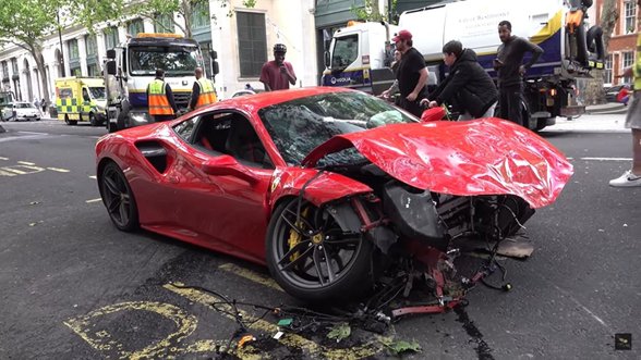 Vyras į šipulius sudaužė savo „Ferrari“, nors leistinas greitis gatvėje nesiekė 40 km/val.