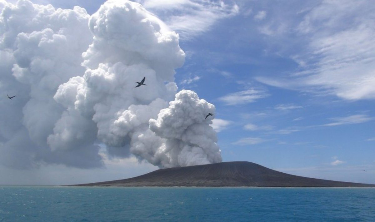 Išsiveržęs ugnikalnis sukūrė naują salą