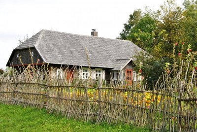 Rekonstruotas etnografinis namas Salantų regioniniame parke (savininkai - Letukų šeima)