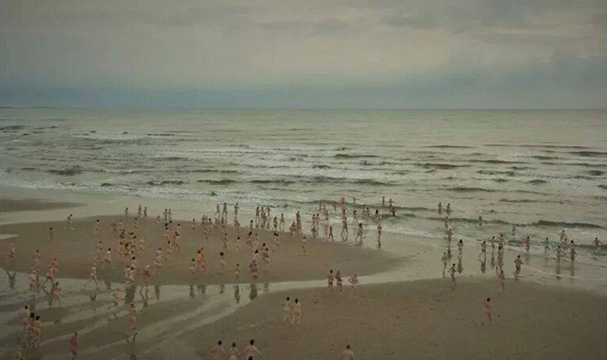 Setki osób rozebranych do naga kąpało się lodowatej wodzie