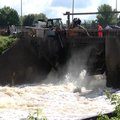 В Паневежисе достают выломанную водой часть плотины, перекрыто движение
