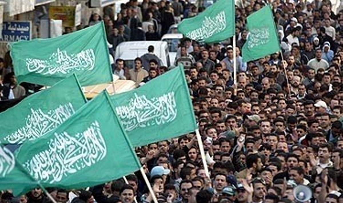 Palestiniečiai su "Hamas" vėliavomis