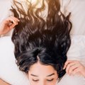 Daugiausia plaukų netenkame naktį: geri patarimai, kad jie neslinktų miegant