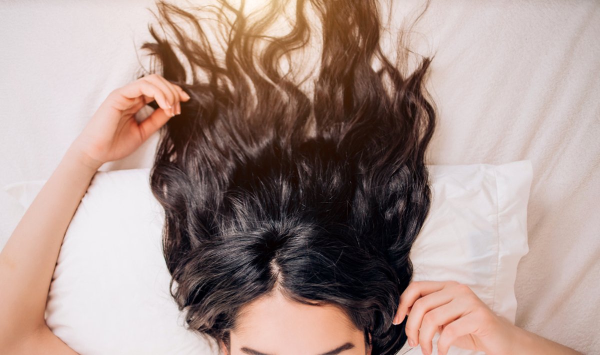 Kaip sumažinti plaukų slinkimą miegant