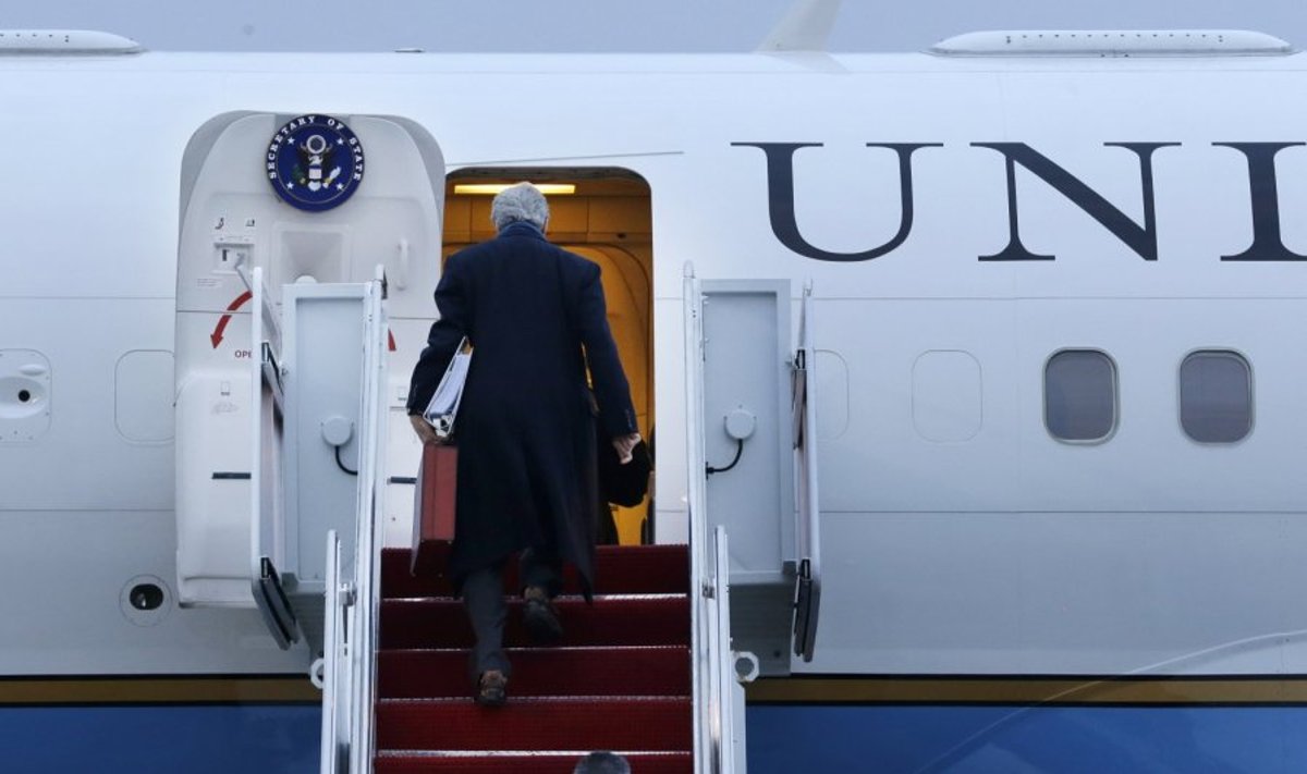 JAV valstybės sekretorius Johnas Kerry lipa į lėktuvą